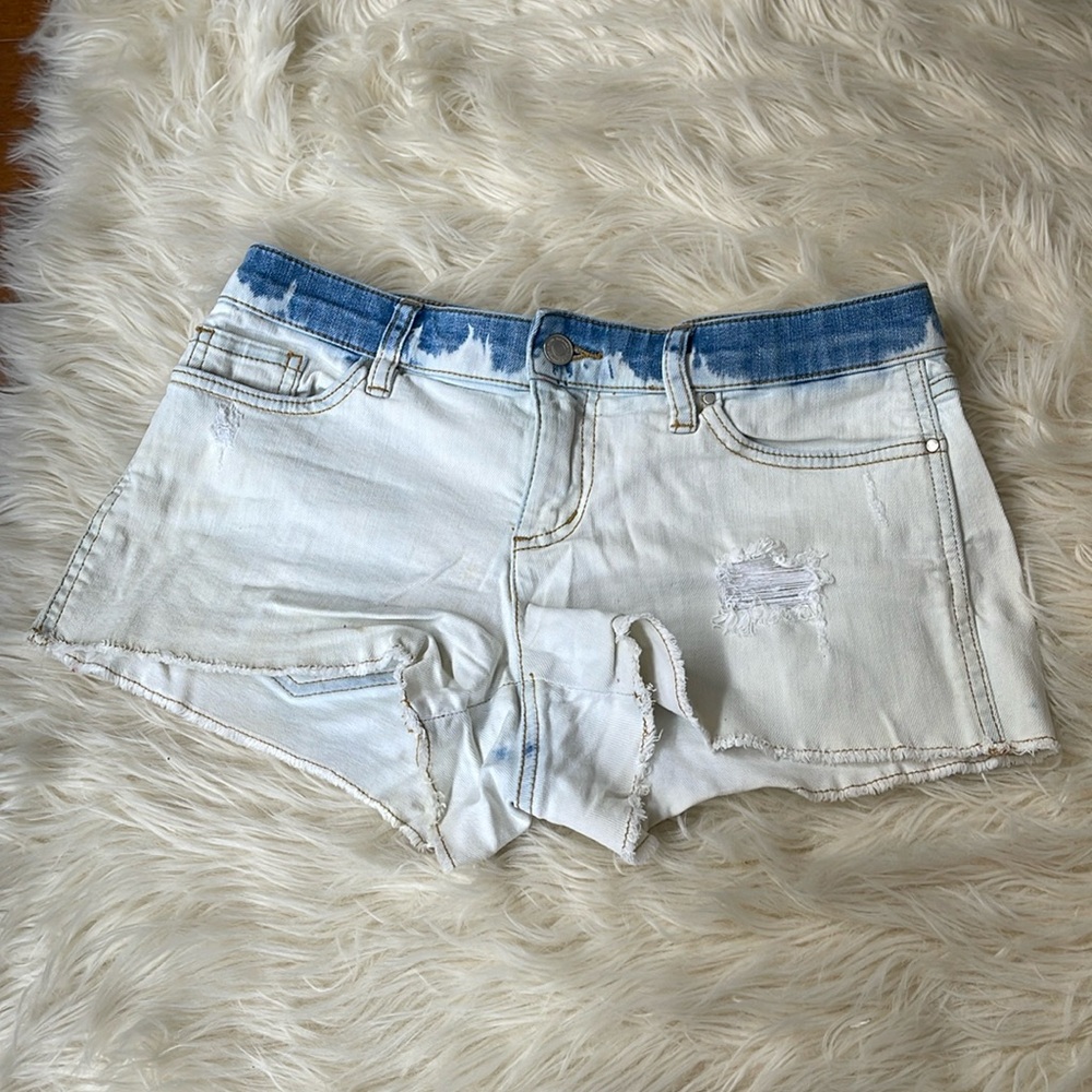 Distressed white denim short Club Monaco